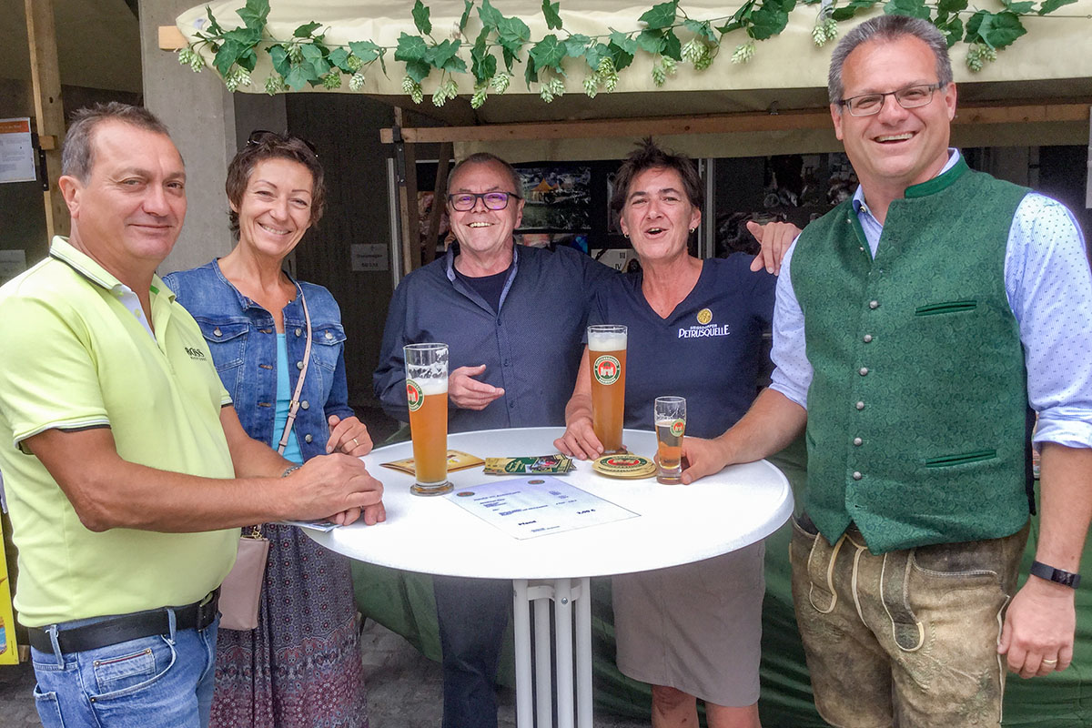 Muk Heigl (Mitte) betreut den Baumburger-Stand beim Regionaltag.