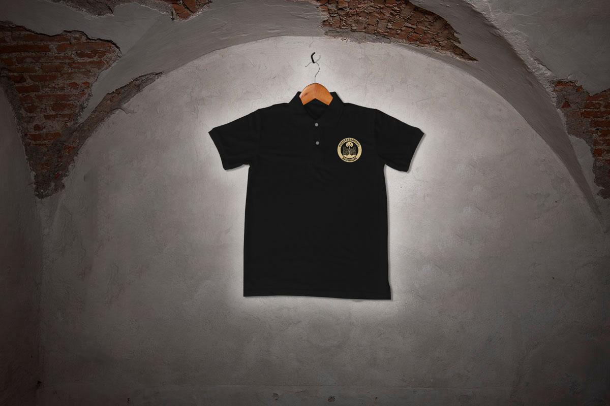 Poloshirt (schwarz) mit dem Logo der Klosterbrauerei Baumburg